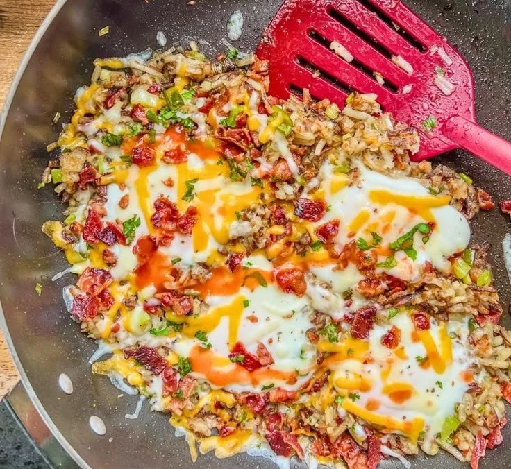 Delicious bacon breakfast skillet with crispy bacon, eggs, and veggies
